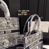 出Dior刺绣托特包！全套包装都有！全新未拆膜，|||包邮！不拆五金膜肩带膜都可以无理由退货！ 大号折叠盒，尺寸41.33 中号折叠盒，尺寸35.27 小号折叠盒，尺寸26.21 迷你折叠盒，尺寸23.15 动物园系列，蓝老虎配色，经典款，字母款，容量大，通勤出街都很实用，送人自用都很合适！