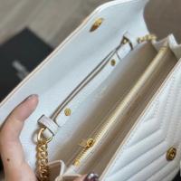 闲置出杨树林全新信封包woc白色金扣 牛皮||| 尺寸：19×11cm 小号经典绗缝工艺 金链条可拆卸 配原装盒子和防尘袋 全新未使用 喜欢的宝子快来低价带走吧！ 经典百搭款 适合各种场合搭配 无论是逛街约会还是通勤都能轻松驾驭！